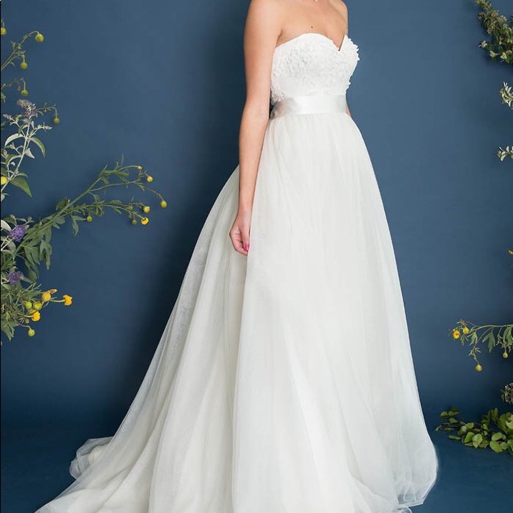 Wedding gown-Full-skirted silhouette